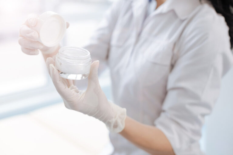 lab ansatt inspiserer hudkrem